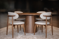 Table ronde en noyer — design sculptural Uniqam Design