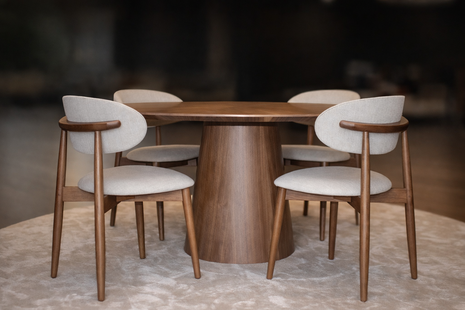 Table ronde en noyer — design sculptural Uniqam Design