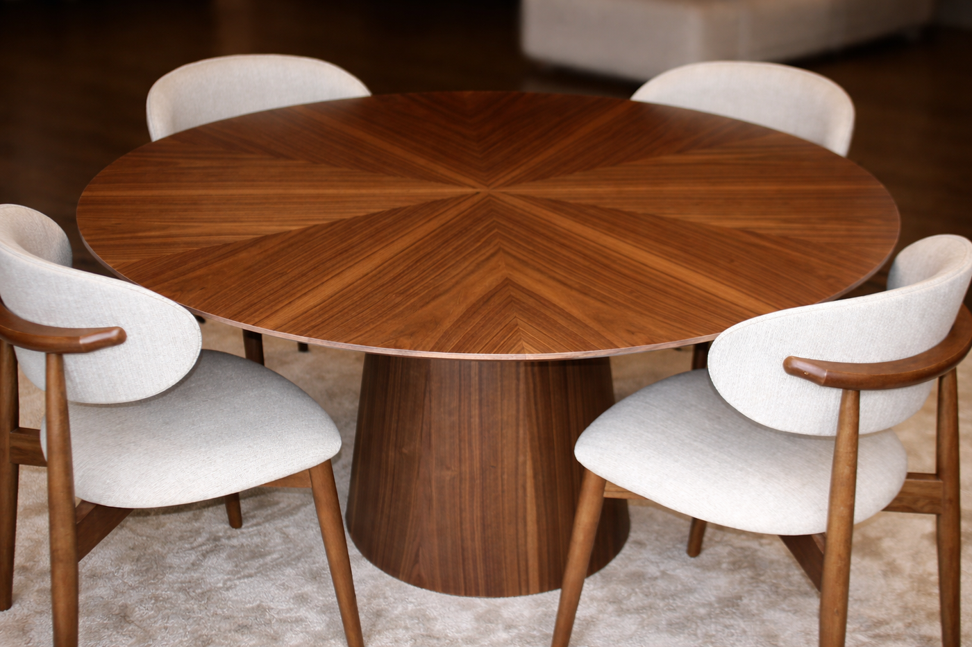 Table ronde en noyer — design sculptural Uniqam Design