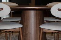 Table ronde en noyer massif haut de gamme avec pied central, mobilier design contemporain pour salle à manger élégante