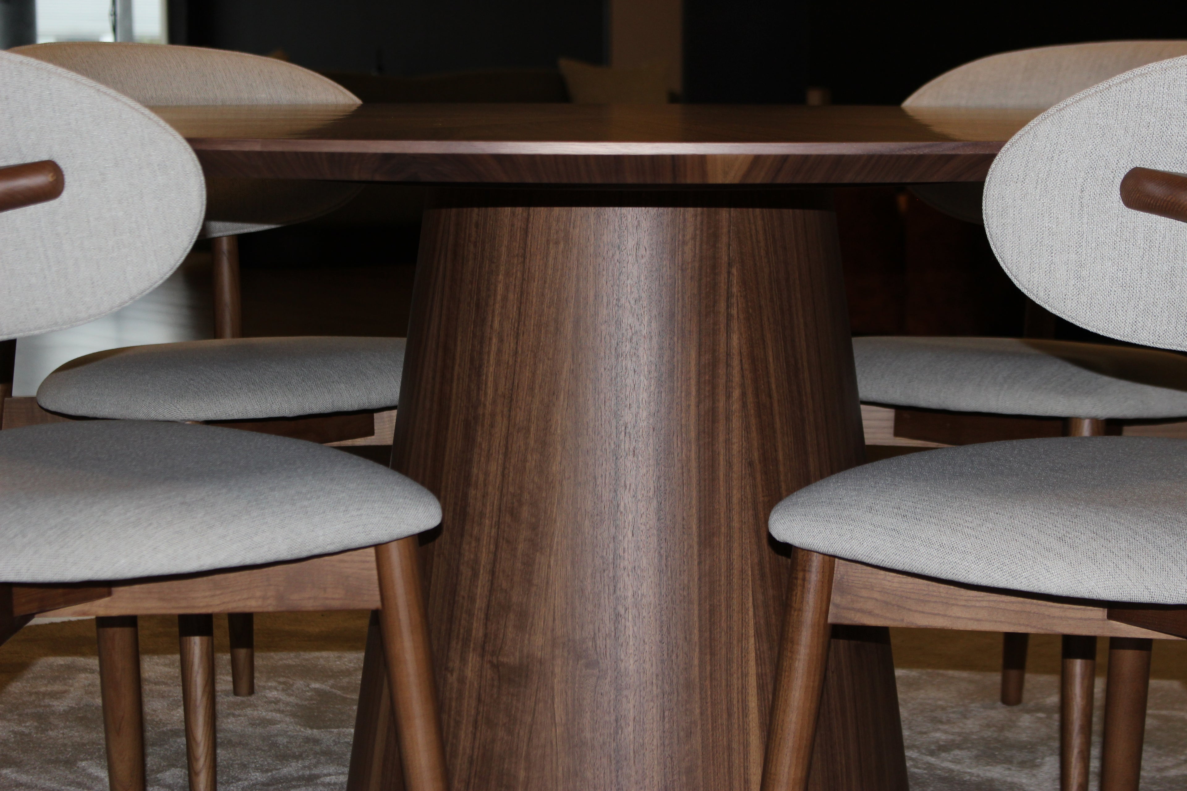 Table ronde en noyer massif haut de gamme avec pied central, mobilier design contemporain pour salle à manger élégante